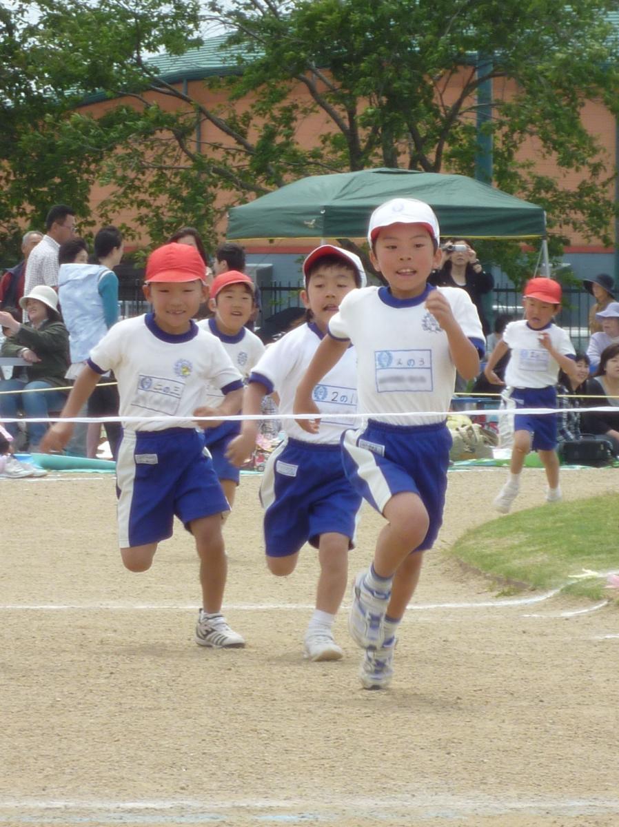 家族や地域の皆さんの応援を受けながら最後まで全力で走る児童たち