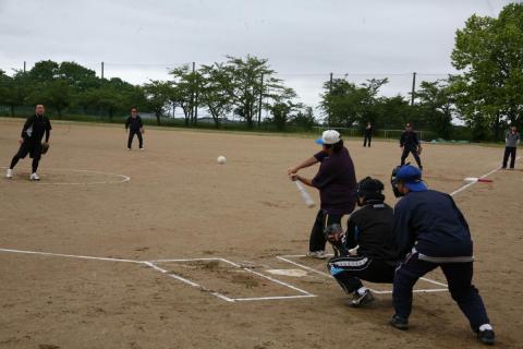 6チームが参加し、交流を図ったソフトボール大会