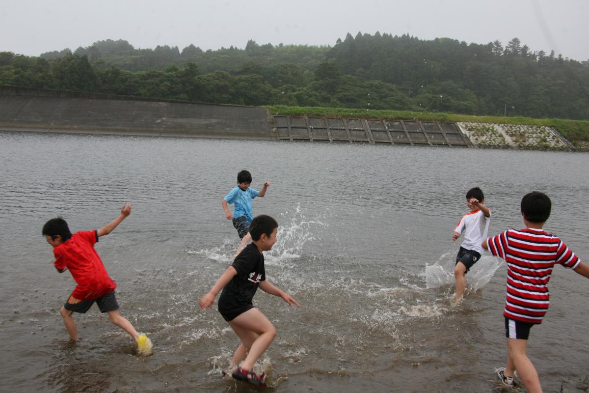 川で遊び戯れる浜っ子山っ子