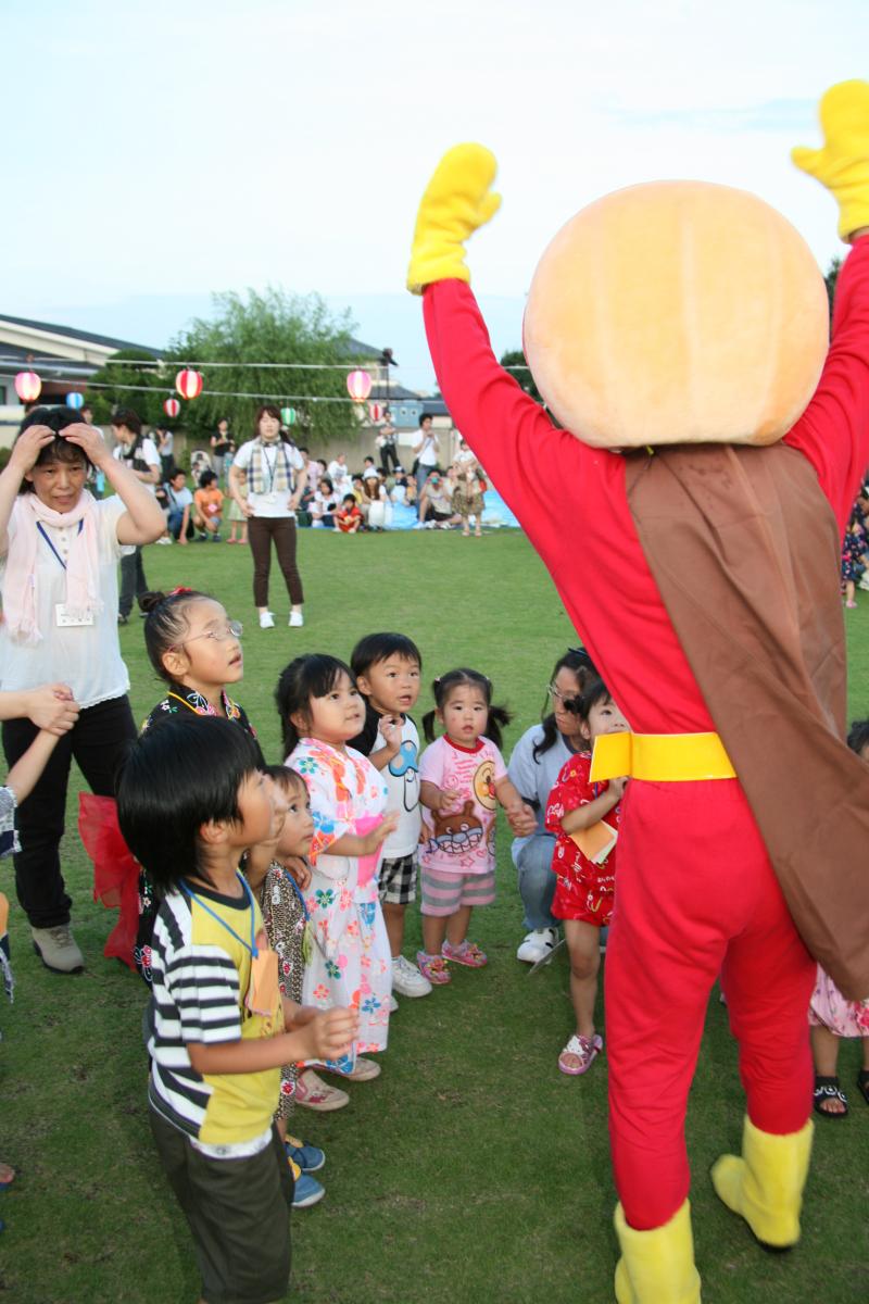 アンパンマンと一緒に踊る園児たち