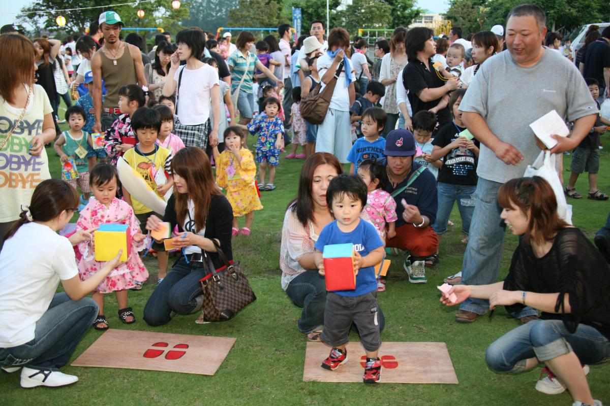 少し緊張した様子でサイコロを振る園児