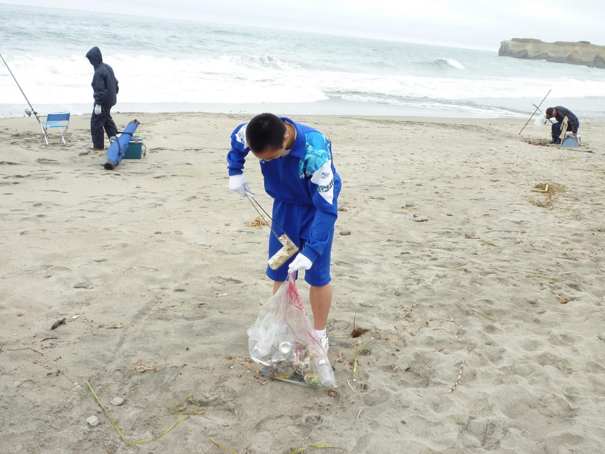 熊川海水浴場の海開きを前に海岸を気持ちよく利用してもらおうと毎年この時期に行っています
