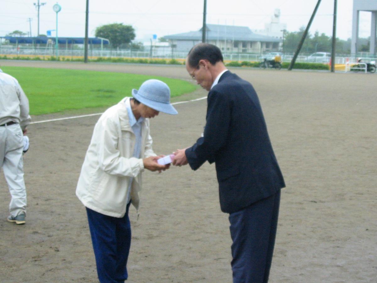 表彰式で記念品を受け取る教室生