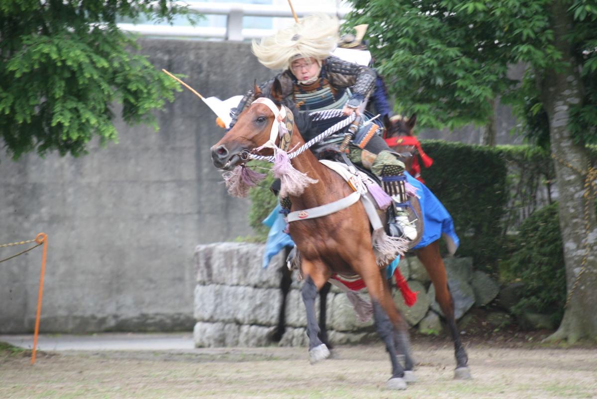 児童公園に入場する騎馬武者