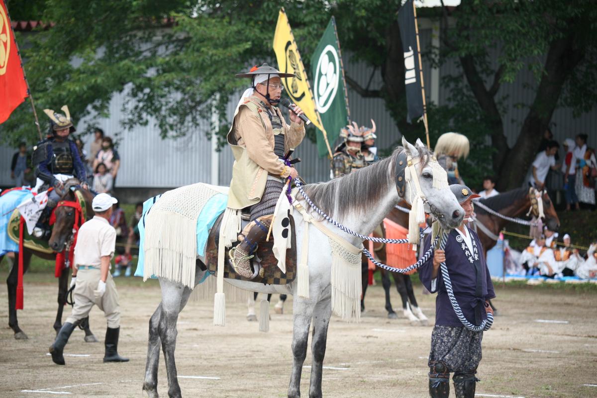 あいさつする武内教育長