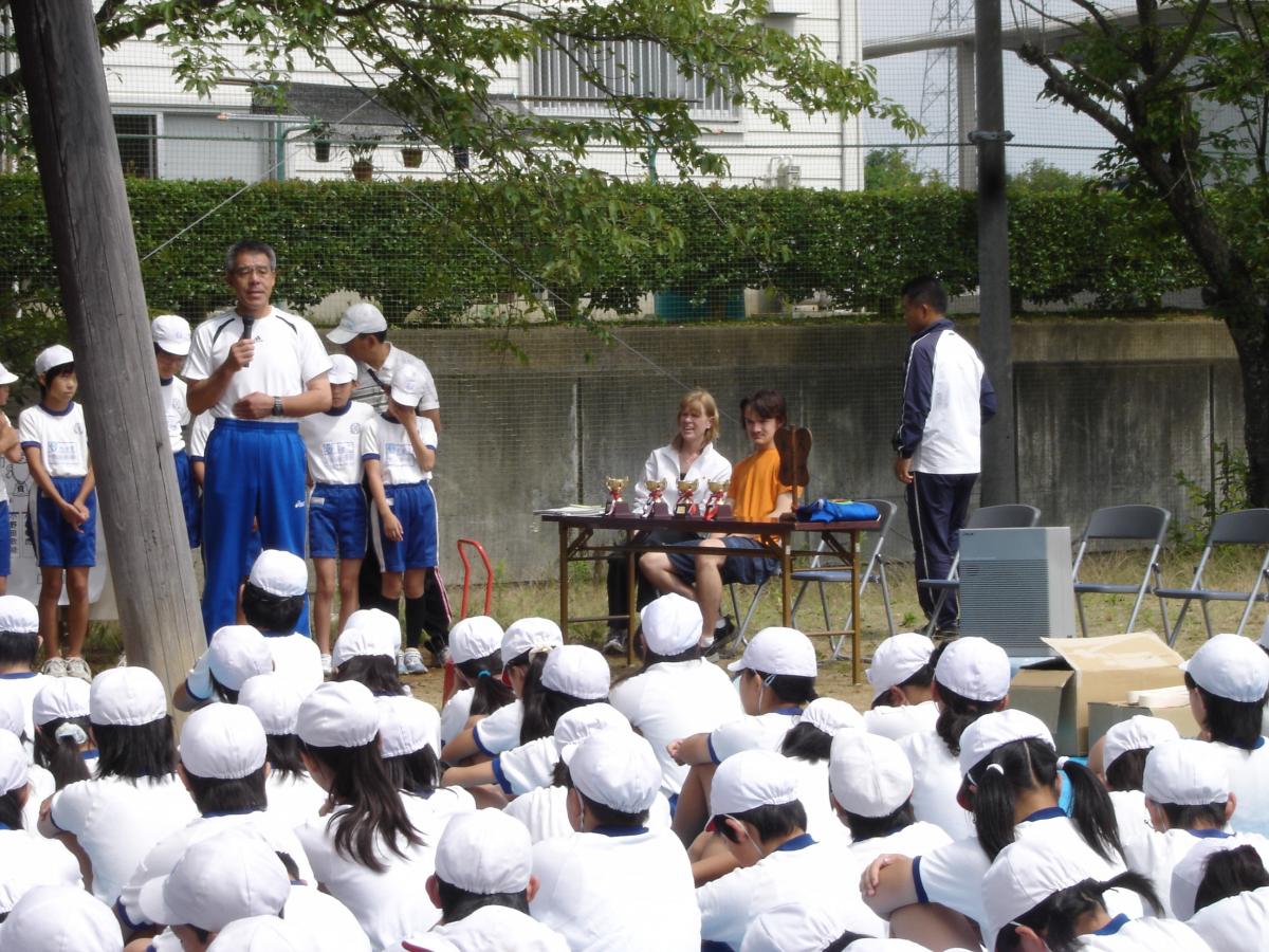 生徒たちに土俵への入り方などを説明する町体育協会の役員