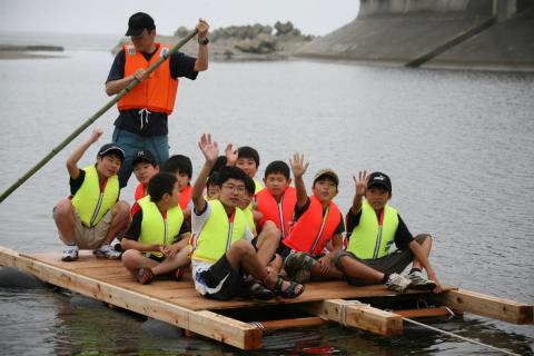 イカダに乗り川下りを楽しむ檜枝岐村と大熊町の子どもたち