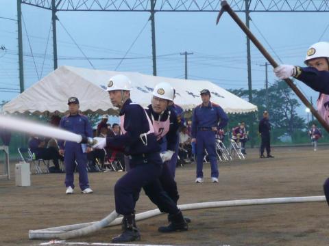 キレのある動きで放水する消防団員