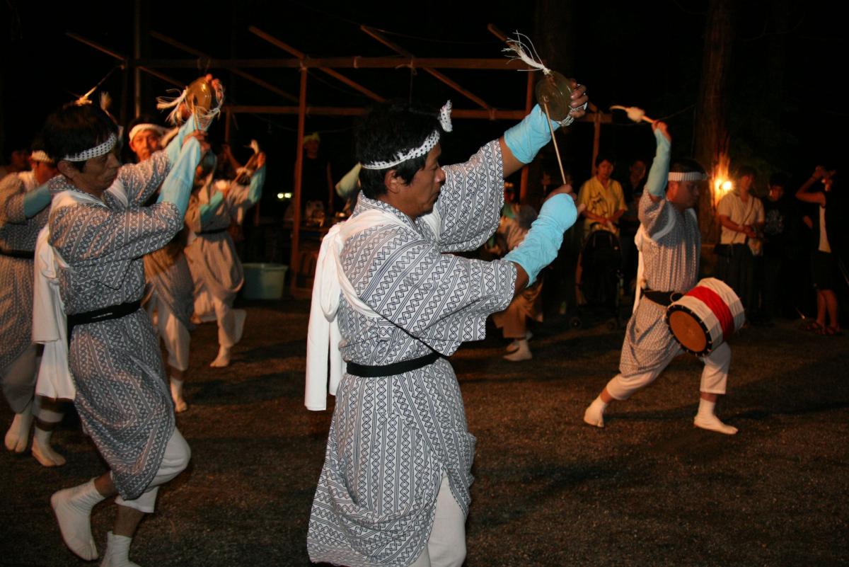 夫沢長者原の塞神社で披露された「長者原じゃんがら念仏踊り」