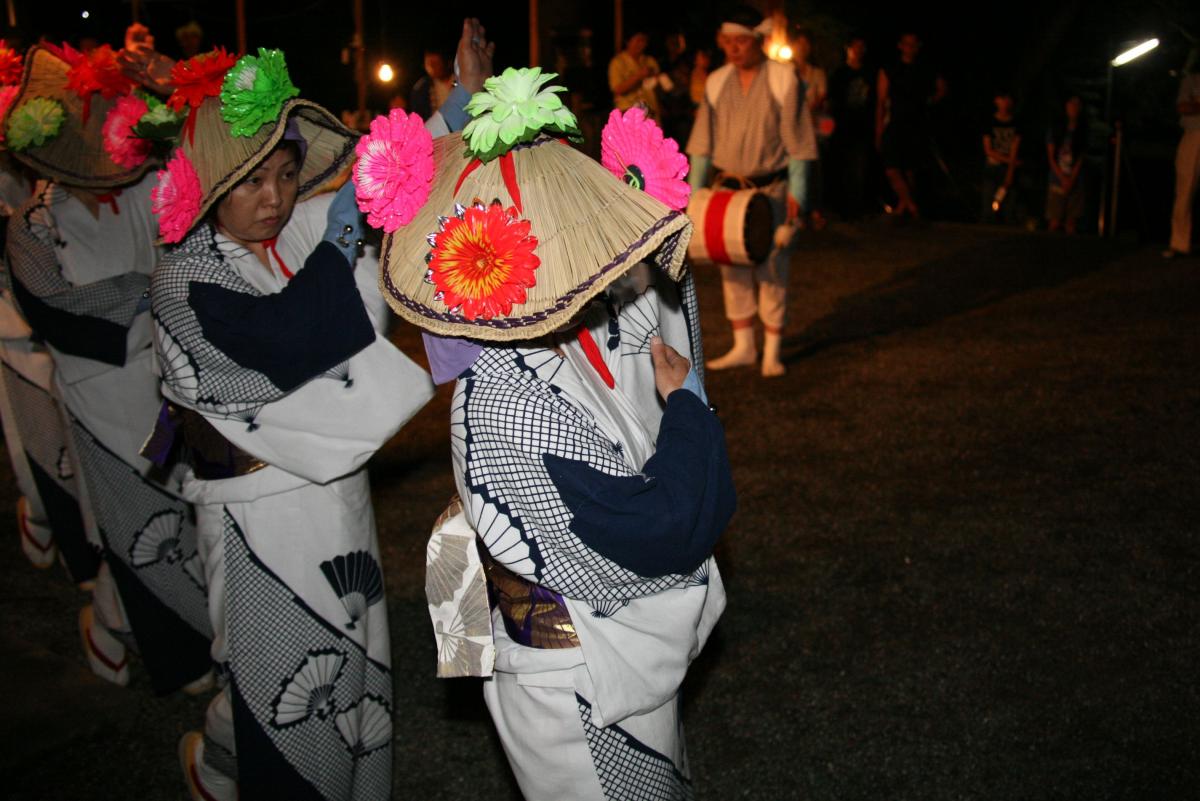 花笠をかぶり、踊りに花を添えた保存会の女性たち