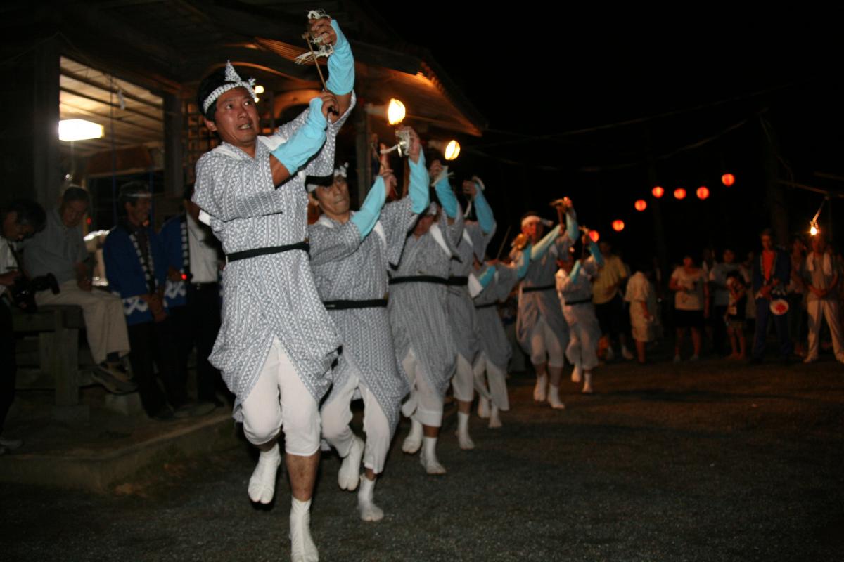 鉦を上方に突き上げ跳躍しながら叩く踊り