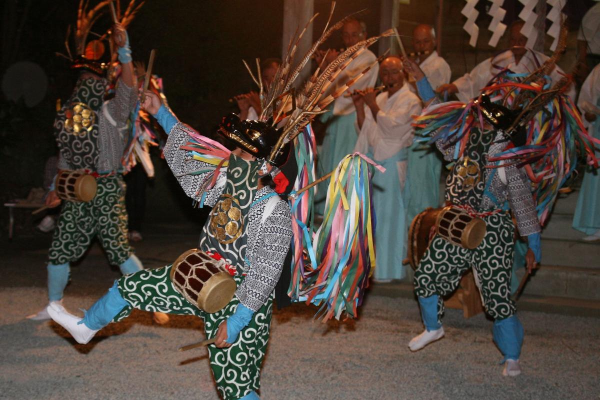 熊川の諏訪神社に伝わる鹿舞の奉納