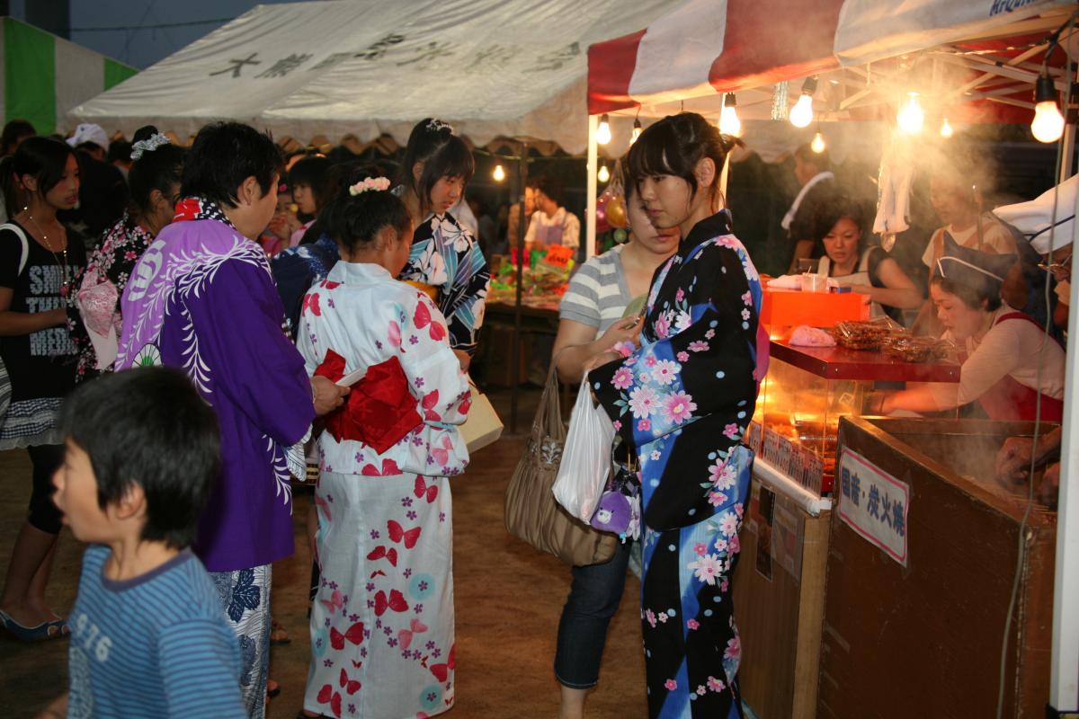 焼き鳥やソーセージの美味しい屋台に行列を作る町民