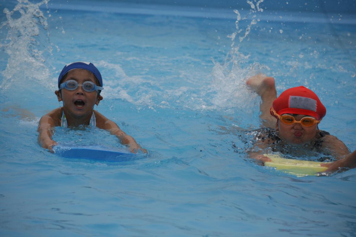 ビート板を使って上手に泳ぐ児童たち