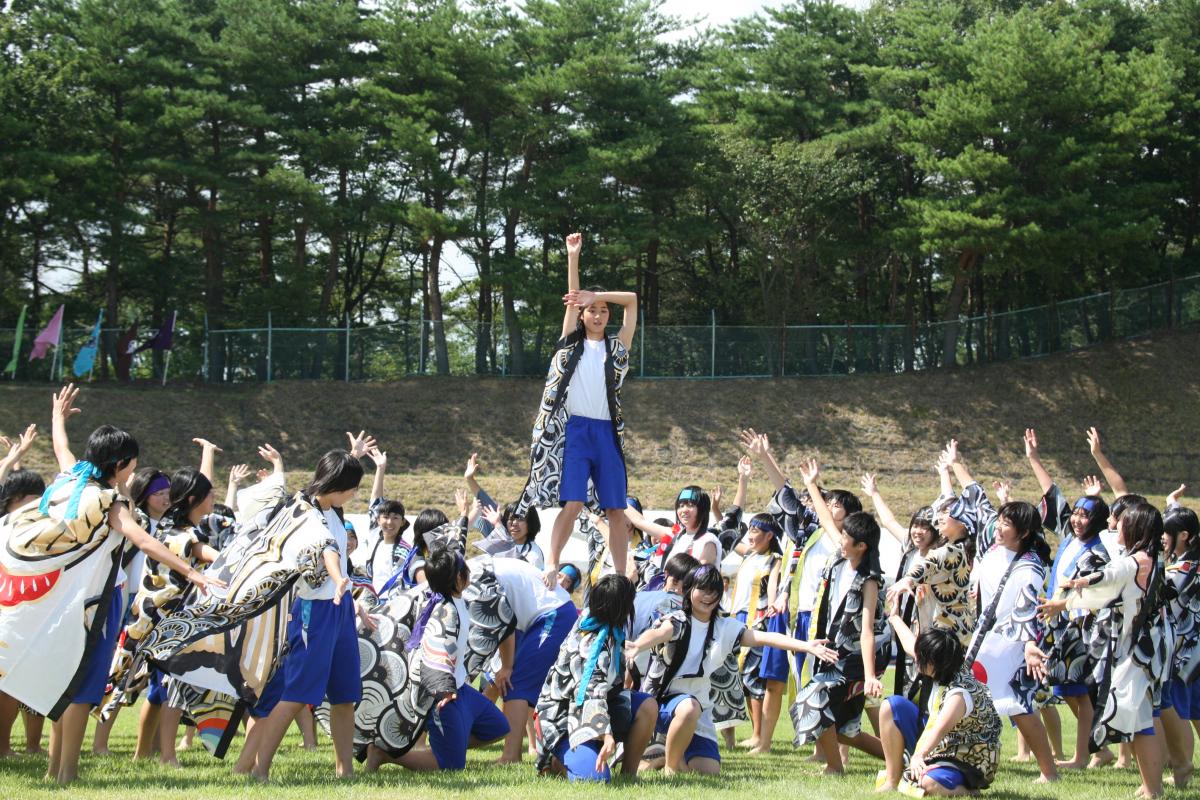 見事なよさこいを披露した大熊中学校の女子生徒たち