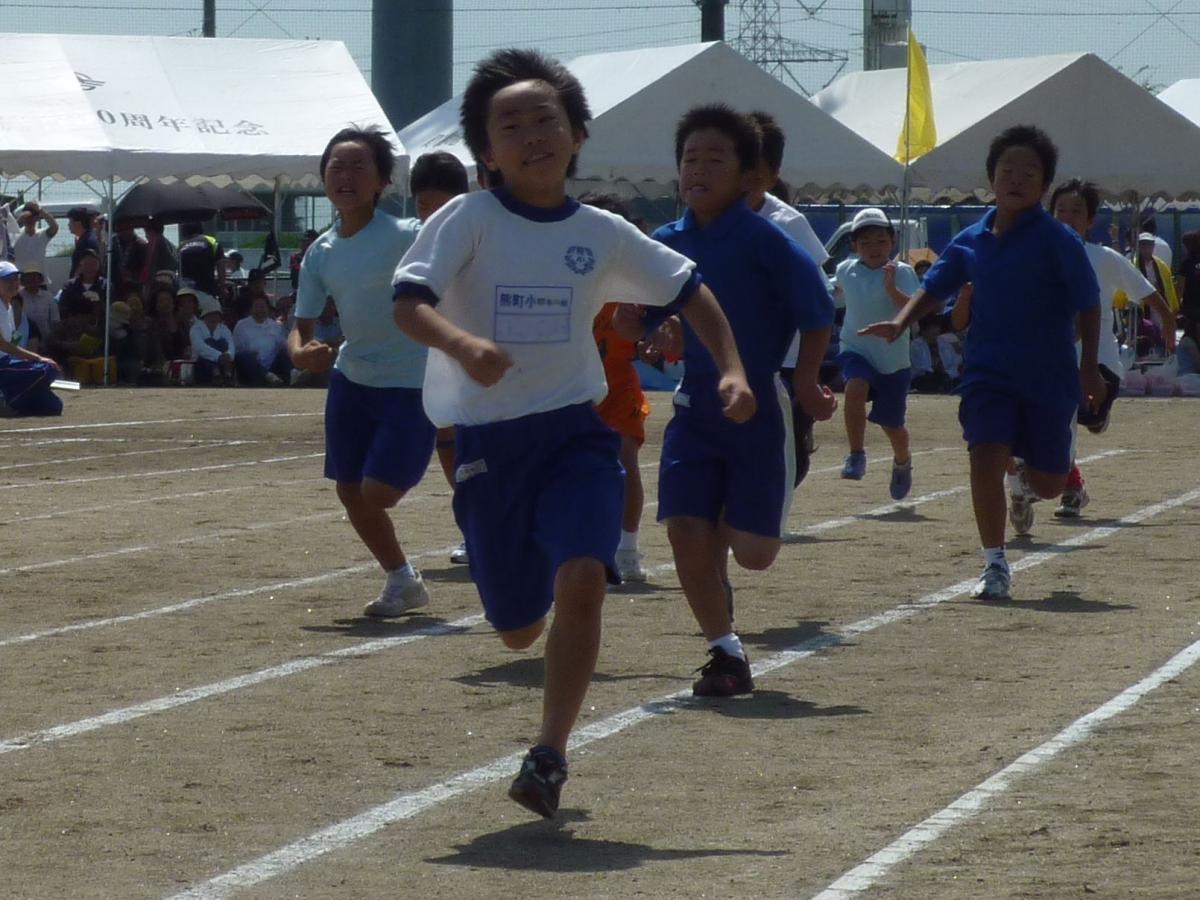 全力疾走で100メートルを走り抜ける小学生