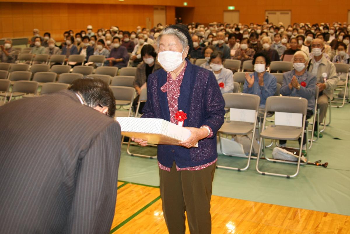 米寿を迎えた33人の方々を代表して記念品を受け取る代表の町民