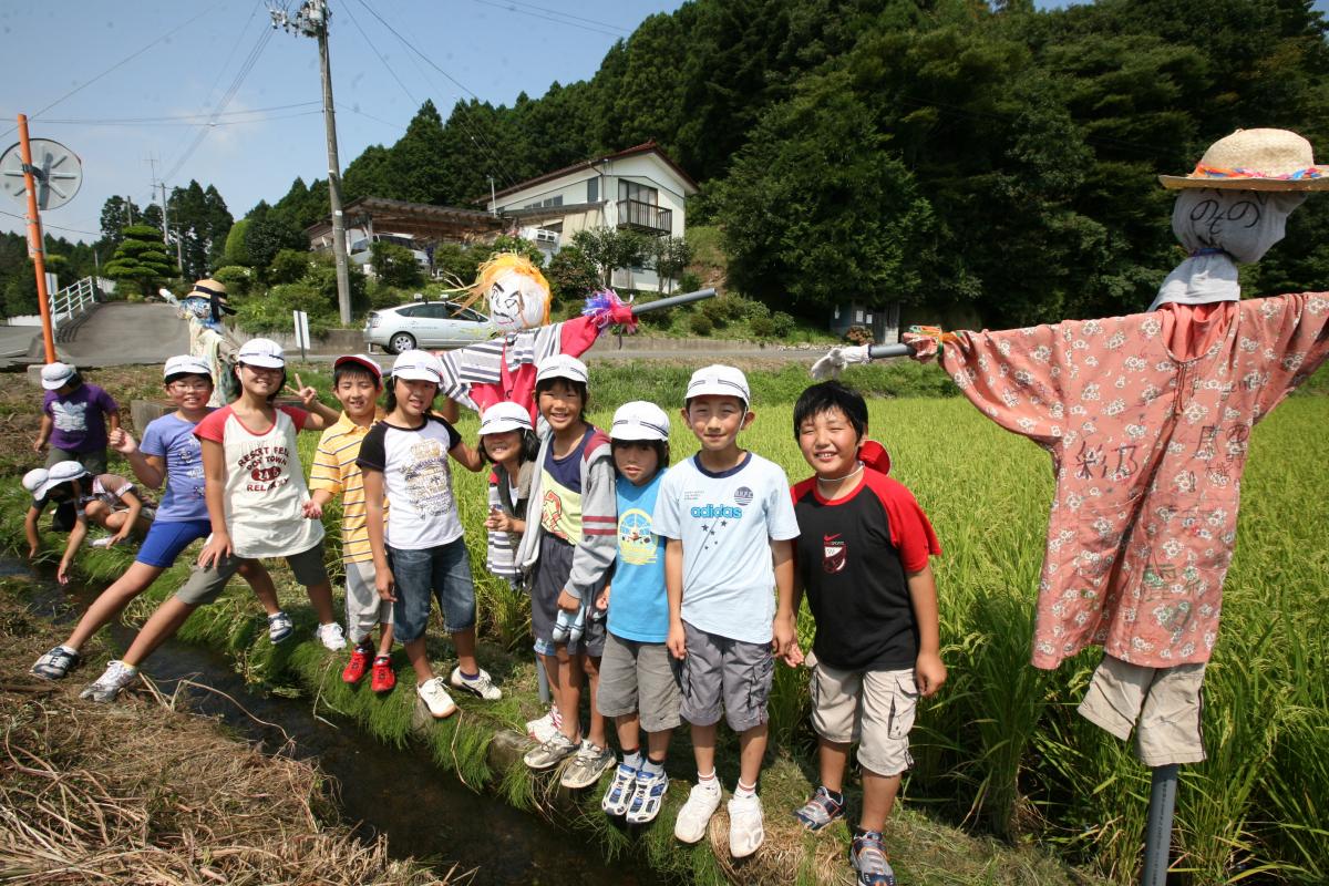 自分たちで作った「案山子」を無事設置して満足そうな子どもたち