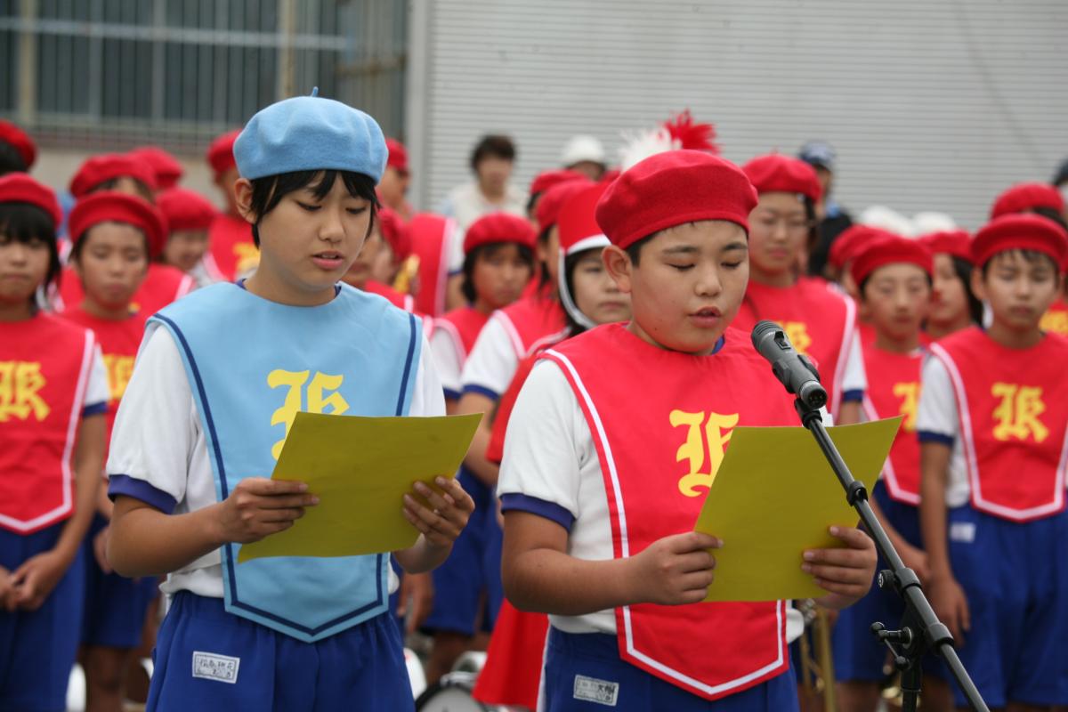 パレードの前に行われた出発式であいさつをする熊町小学校鼓笛隊の児童