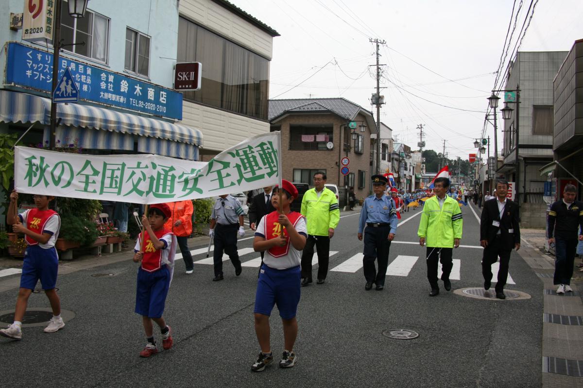 駅前通りでは、交通安全を願う元気いっぱいのリズムが鳴り響いていました