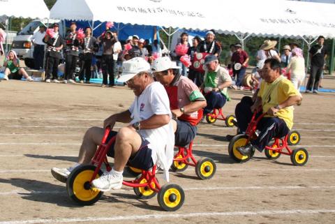 「地区対抗鉄人リレー」三輪車に乗りスピードを競います
