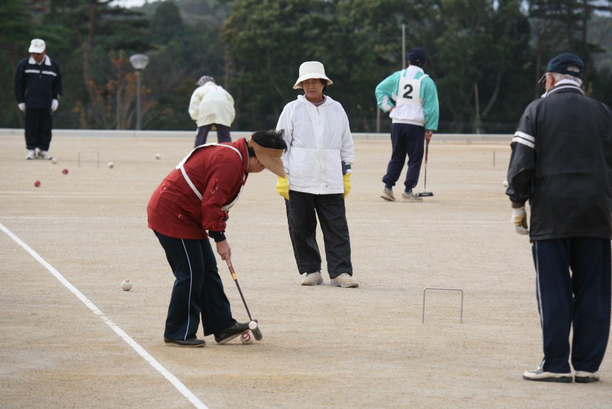 慎重にゲートを狙うゲートボール大会の参加選手