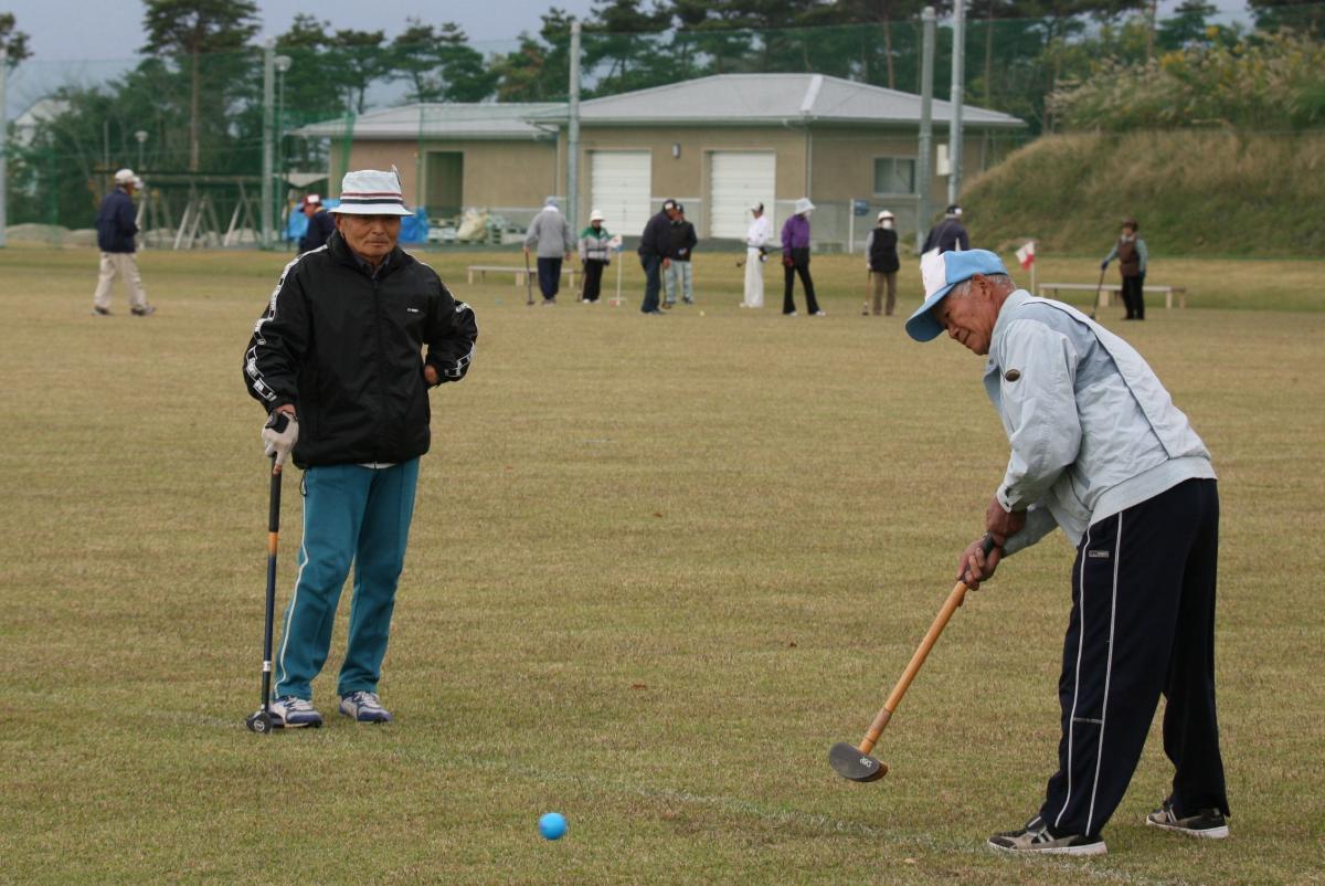 優勝を目指してショットを打つグラウンドゴルフ大会の参加選手