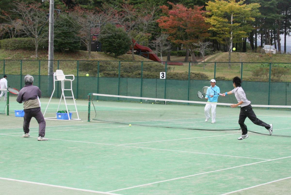 思い切り体を動かすエンジョイテニス大会の選手たち