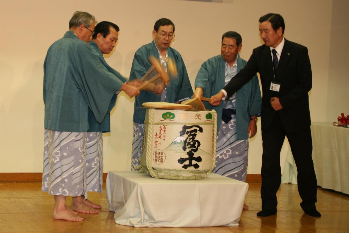 懇親会で鏡開きをする町長ら