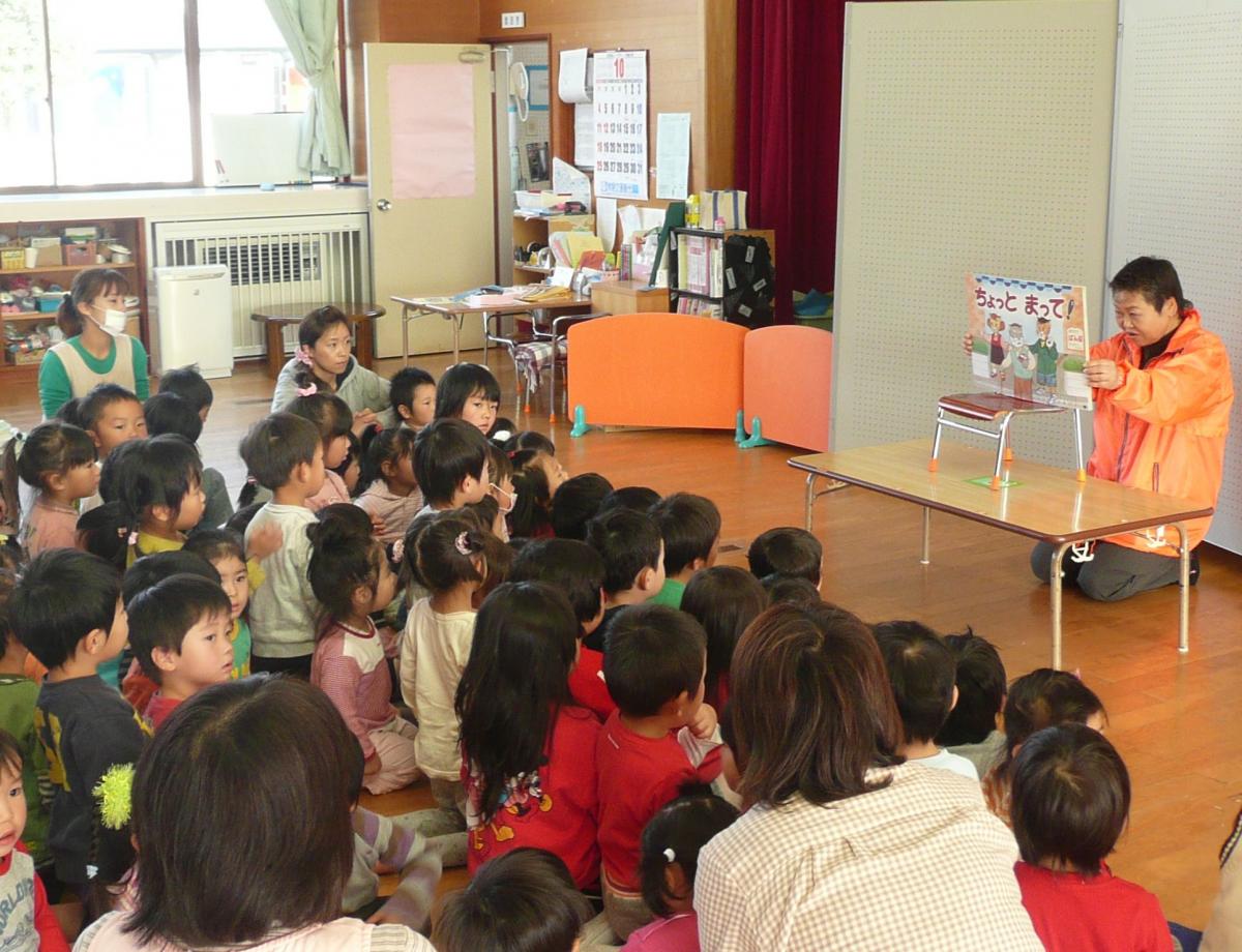 交通安全紙芝居を真剣に見る子どもたち