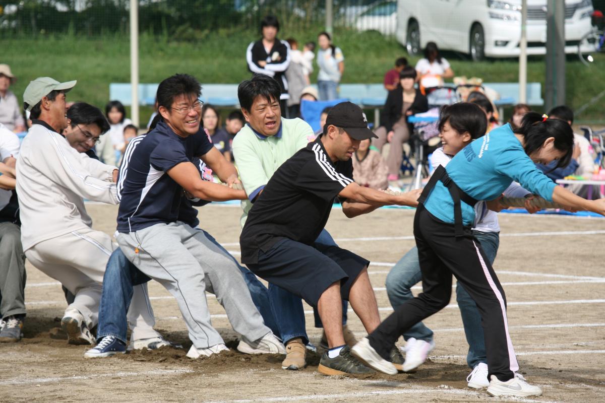 保護者や地域の皆さんによる大綱引き