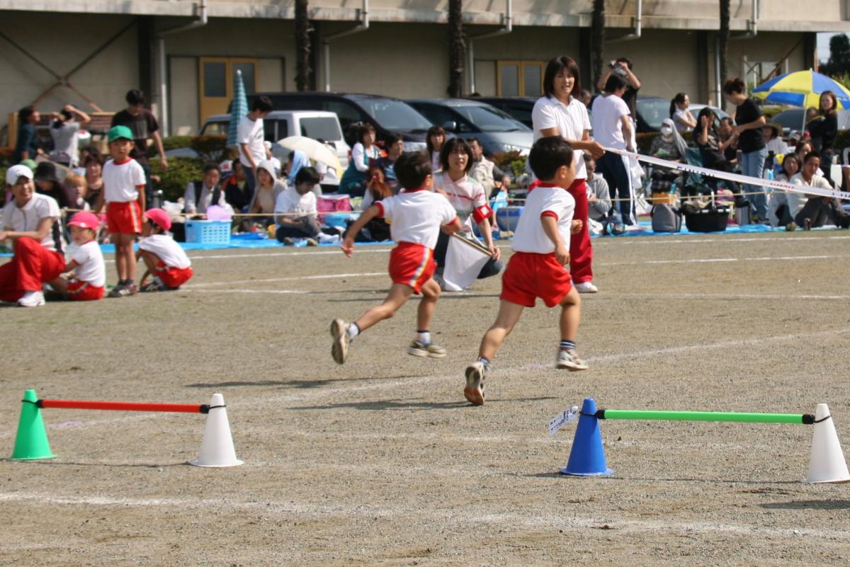 ゴールテープを目指して全力疾走する園児