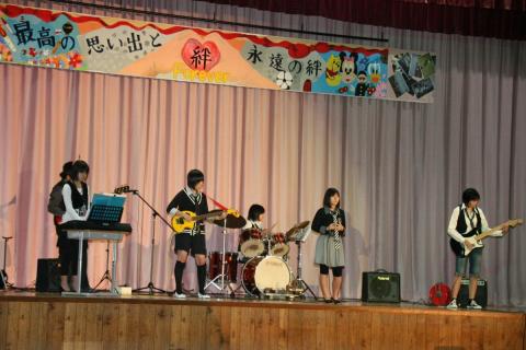 柏陽祭に向け練習してきたバンドの演奏を披露する生徒たち