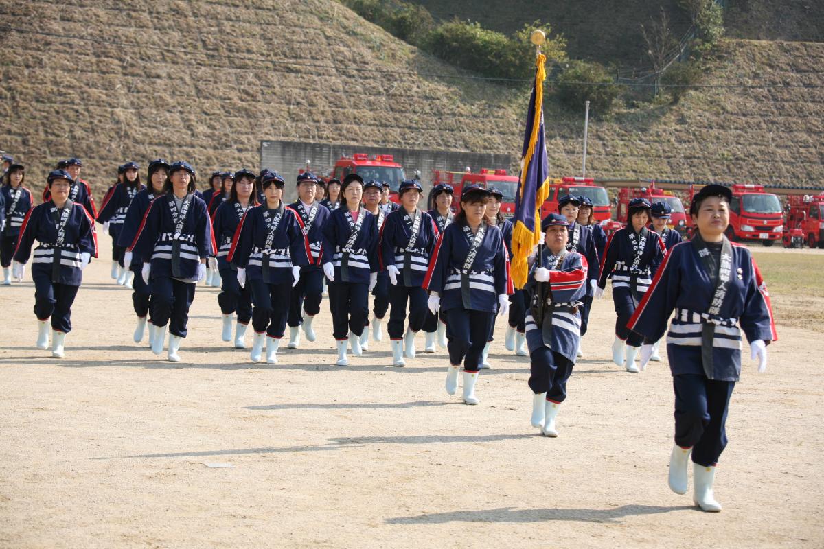 分列行進を行う町婦人消防隊員の皆さん