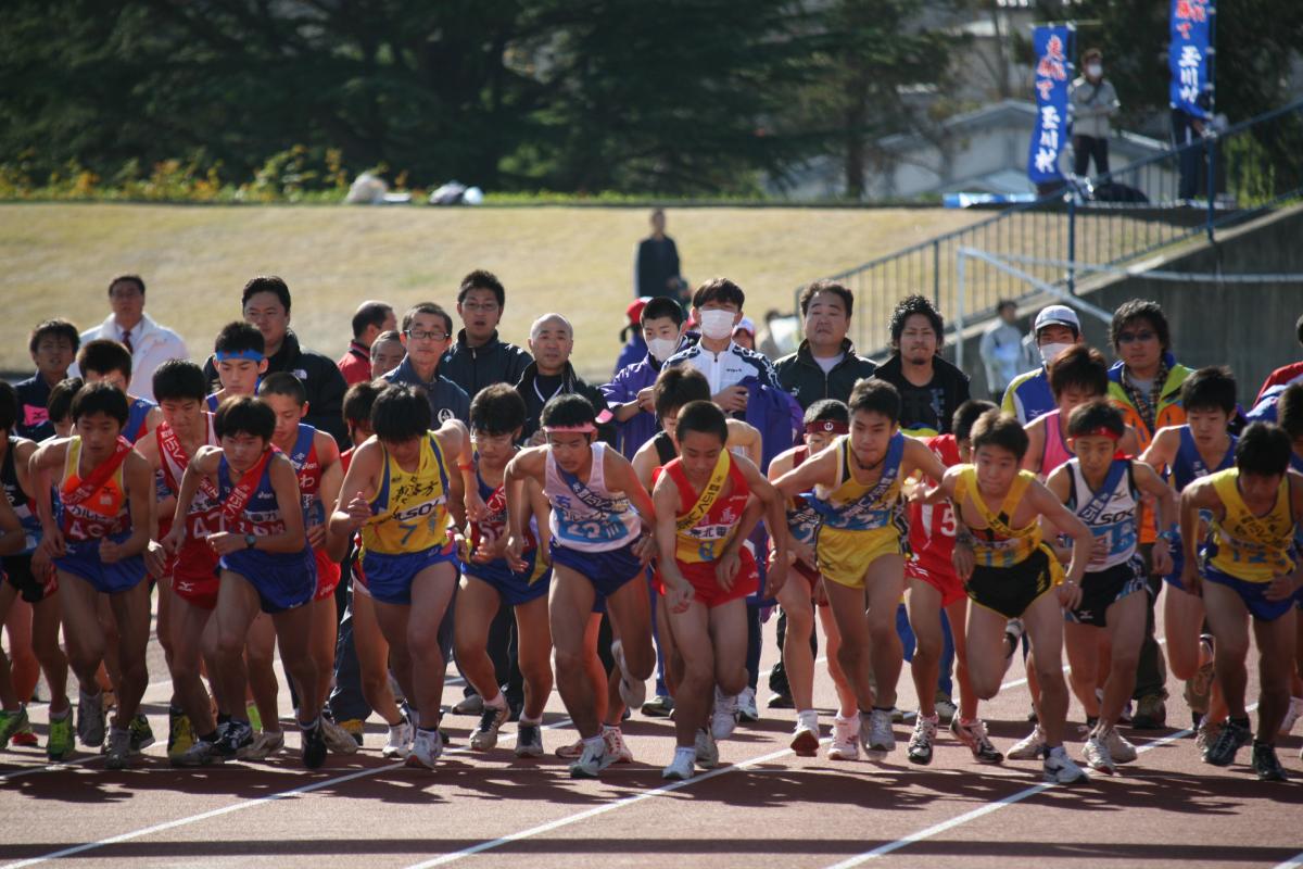 一斉にスタートをきる1走目の選手たち