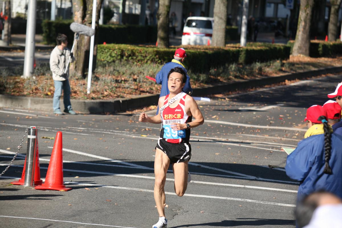 たすきをつなぐため懸命に走る選手