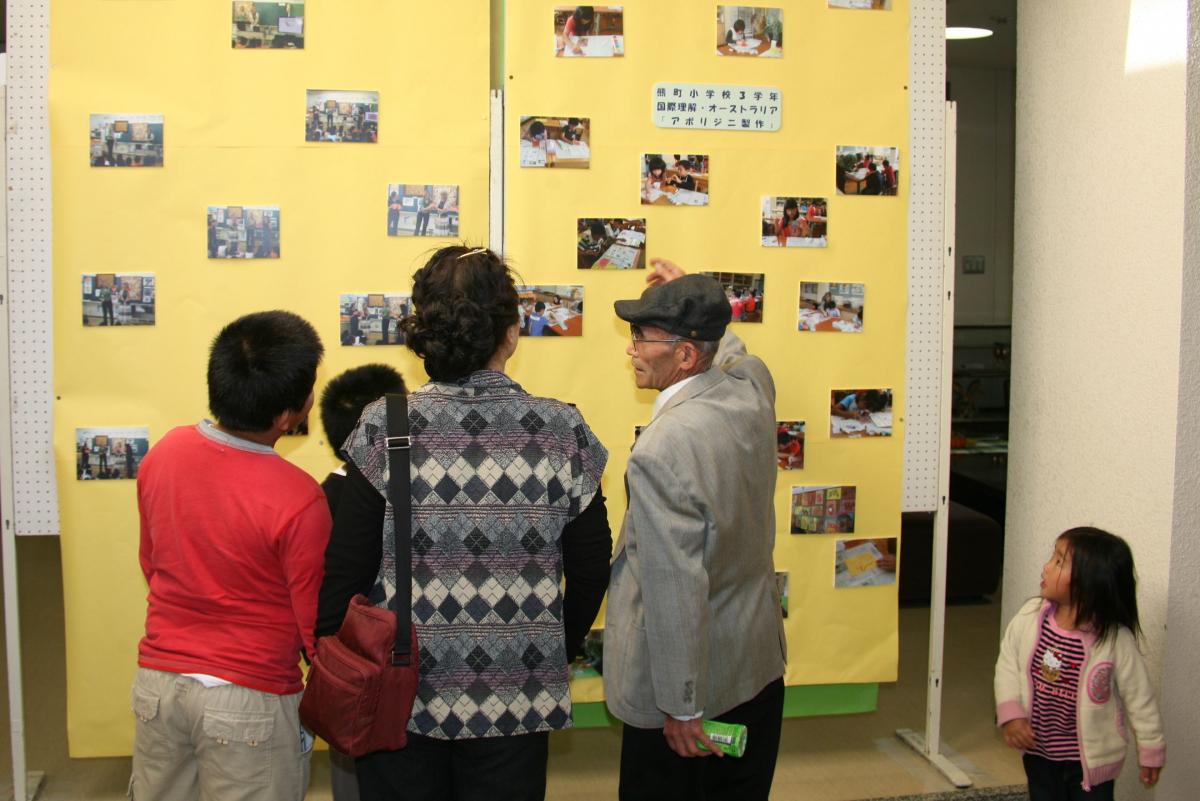 熊町小学校3学年の「アボリジニ製作」の写真を見て話をする町民