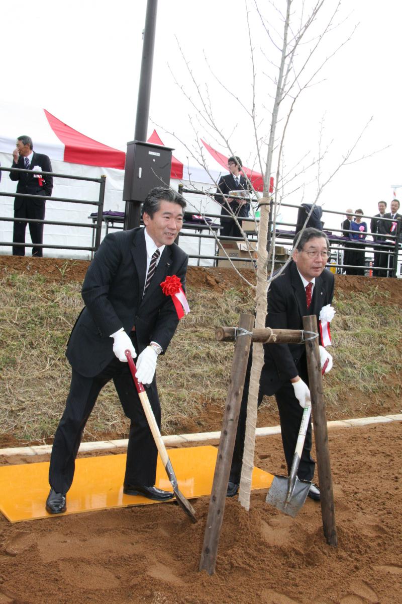 橋のたもとに記念植樹を行う渡辺町長と吉田栄光県議会委員