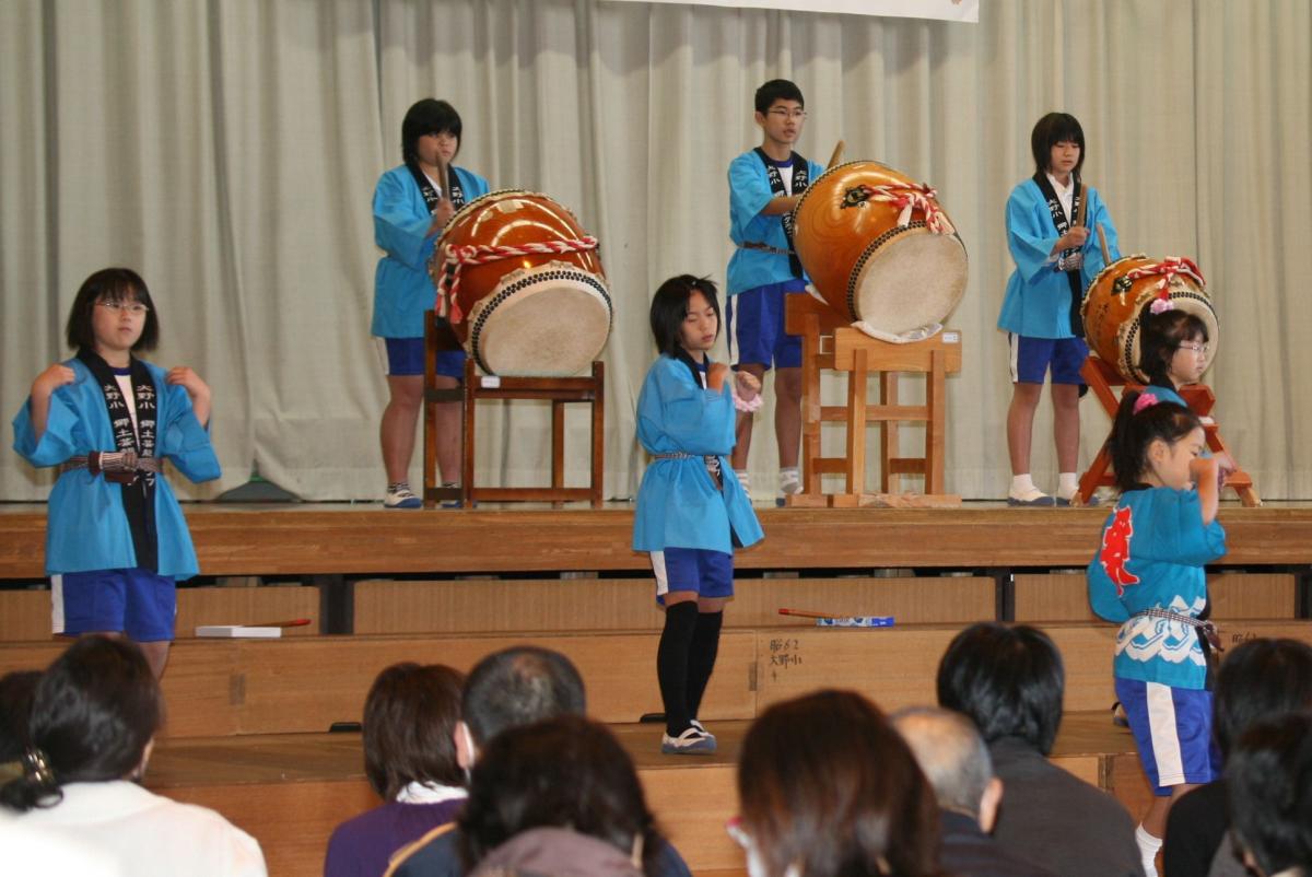 「やぐら太鼓　大野小」を披露した郷土芸能クラブの子どもたち