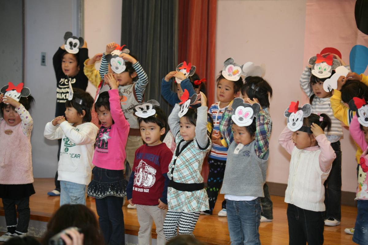 「ミッキーマウスマーチ」を踊り、大きな拍手を受けたつくし組の子どもたち