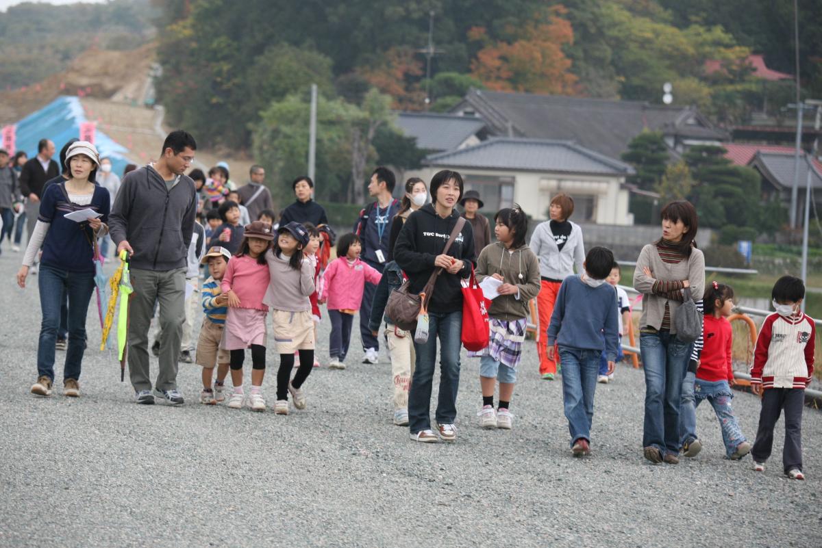 完成後は歩くことができない「常磐自動車道」を歩いている下野上1区の皆さん