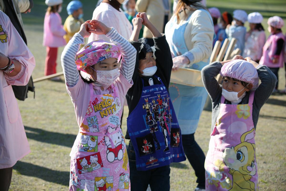 順番を待っている間「よいしょ！よいしょ！」と練習を始めた子どもたち