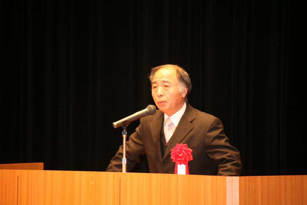 来賓を代表して祝辞を述べる恩師の鈴木恵一元大熊中学校長