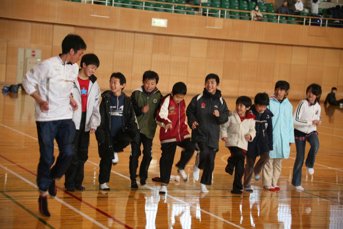 参加者みんなが笑顔になった、菊池敦郎さんによる陸上教室
