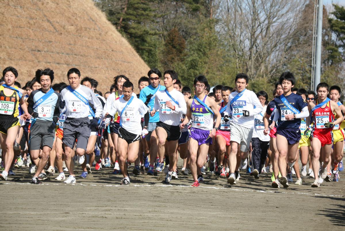 スタートを切る一般男子町内の部の選手たち