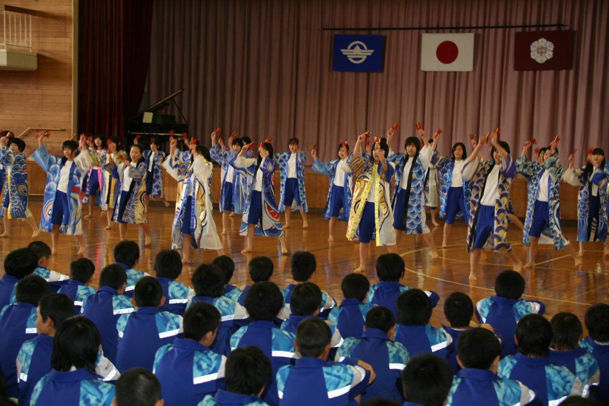 息の合ったよさこいを披露する1、2年生女子