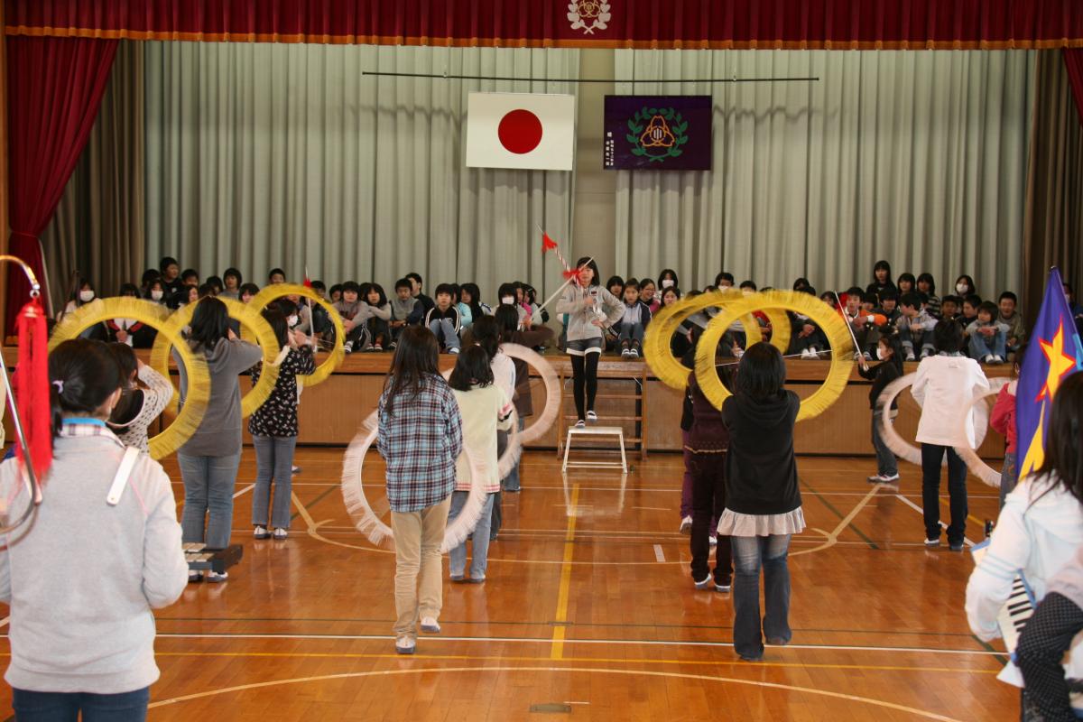 6年生が見守る中、演奏を披露する5年生