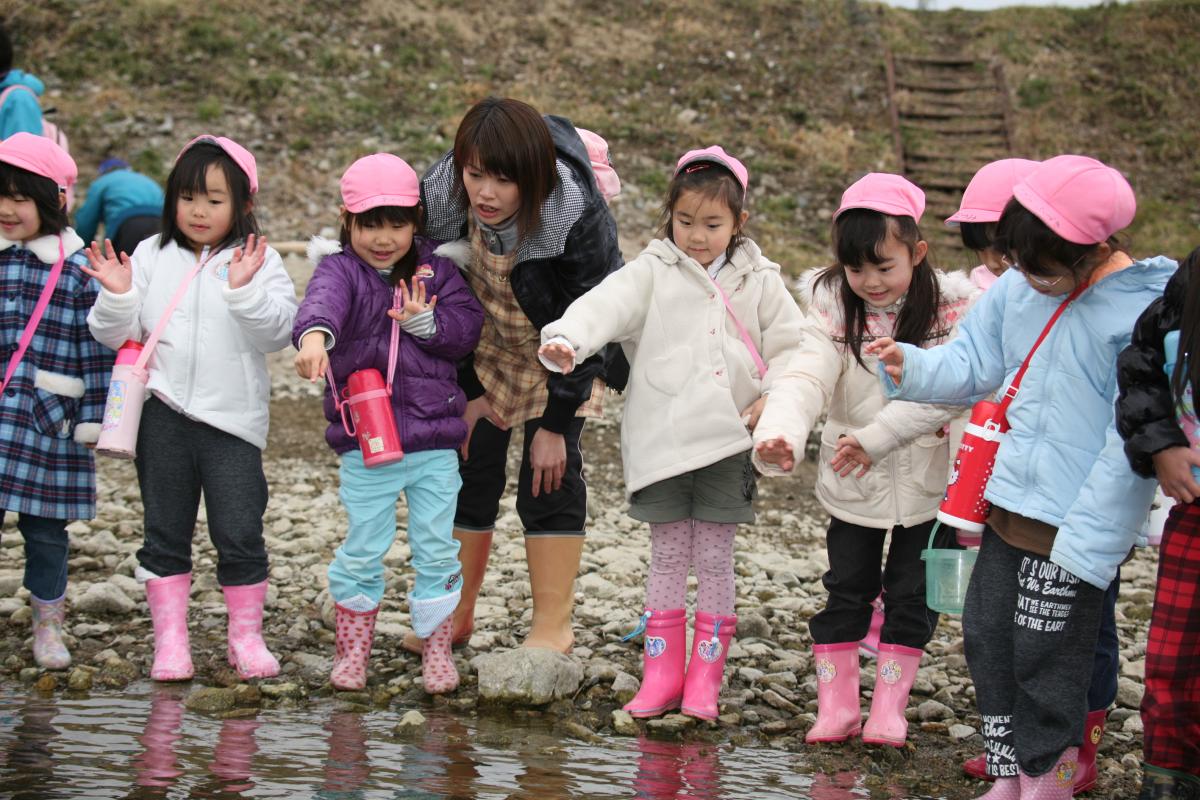 「大きくなって戻ってきてね」と手を振る園児たち