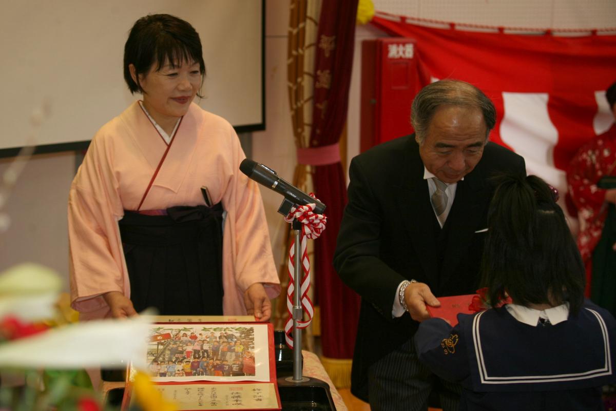 卒業証書を受け取る園児とそれを優しく見守る先生