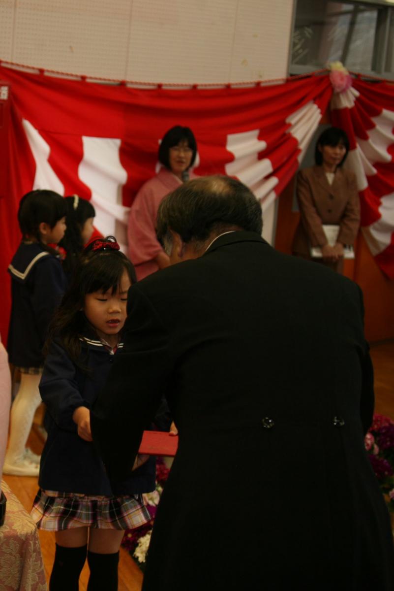 園長先生から卒業証書を受け取る園児